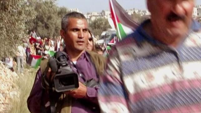 Bild: WDR/WDR Imad Burmat dreht die Landnahme seines Dorfes Bil'in im Westjordanland durch die israelische Armee