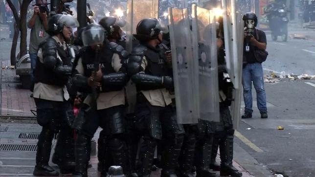 Polizisten ist es erlaubt, in Notwehr auf Demonstranten zu schießen.