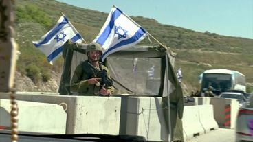 Israelischer Soldat steht an Straßensperre Wache 