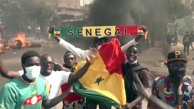 Junge Männer mit senegalesischen Farben