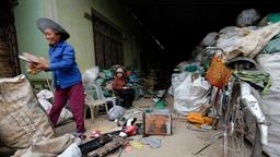 Die Mutter von Long Tanh sammelt Müll: Plastik, Metall, Flaschen, Dosen.