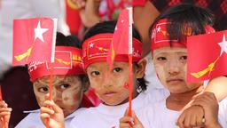 Festlich geschmueckt warten die Kinder auf Aung San Suu Kyi.