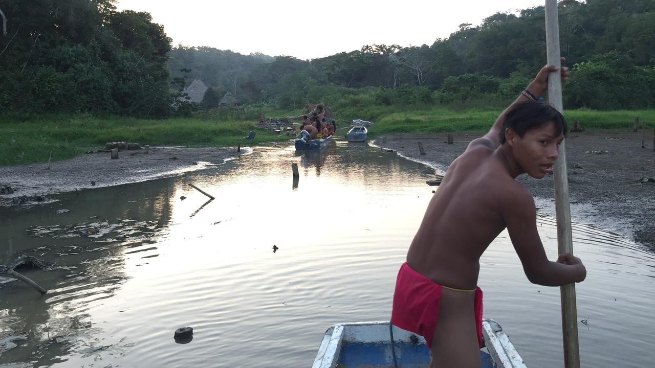 An einem Seitenarm des "Lago Gatún", durch den der Panama-Kanal führt, leben die Emberá. Die Indios mussten hierher fliehen vor den Drogenschmugglern in Ost-Panama.