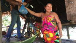 Frittierter Fisch mit süßer Banane und Papaya. Die Emberá-Frauen bekochen Gäste und erhalten dafür einen festen Monatslohn. Die Gemeinschaft am Lago Gatún organisiert sich solidarisch und beteiligt alle gleichermaßen an Gewinn.