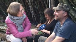 Artur Bokla erzählt der ARD-Korrespondentin, wie es ist, fünf Tage im Wald auszuhalten. Nicht jeder schafft das. Dieses Mal hat einer aus der Gruppe abgebrochen. 