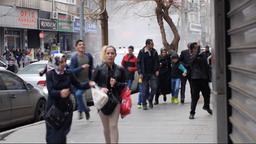 Weltspiegel: Zivilisten fliehen bei einer Demo vor Wasserwerfern und Reizgas.