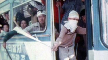 Männer in einem Bus während des Gwangju-Aufstands in Südkorea. 