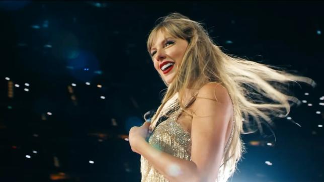 Taylor Swift während eines Konzerts auf der Bühne.