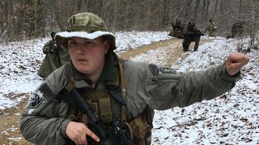 Milizionäre bei einer Übung im Wald.