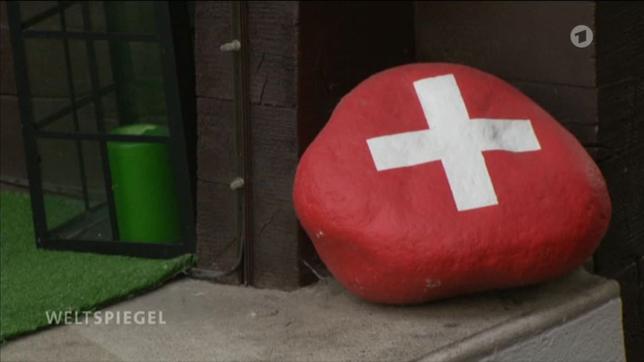 Stein mit Schweizer Fahne