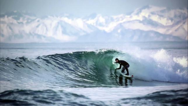 Surfer vor einer Welle