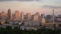 In Urumqi übernachten wir nur, eine moderne Stadt, mehr als zwei Millionen Einwohner, sie liegt im geografischen Zentrum Asiens. 