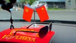 Chinesischer Patriotismus im Auto unseres lokalen Fahrers.