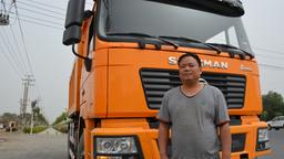 In Turpan treffen wir drei Trucker wieder, mit denen wir unsere Reise in Xi’an begonnen haben. Sie bilden eine moderne Karawane auf der Seidenstraße. Die in Xi’an, dem Ausgangspunkt der Seidenstraße, gebauten Kipplader, bringen sie in sieben Tagen an die Grenze zu Kasachstan, wo sie die Kunden aus dem Nachbarland entgegennehmen.  
