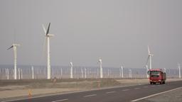 Gut 200 Kilometer lang ist der nächste Abschnitt auf der Autobahn bis nach Urumqi. Tausende Windräder, der größte Windpark Asiens steht hier. 