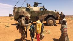 Deutsche Bundeswehr Soldaten auf Patrouille in Gao im Norden Malis. Und der erste Kontakt mit der Bevölkerung.