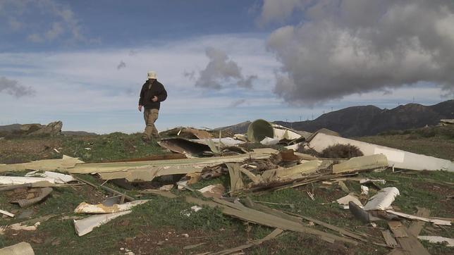 Akis Papasarantis von der "Bürgerbewegung zur Rettung der kleinen Inseln der Ägäis" sieht sich den "Friedhof der Windräder" auf Evia an. 2001 wurde hier ein Windpark errichtet, inzwischen dreht sich kein Windrad mehr, aber niemand entsorgt die Reste.
