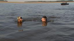  Chris Ring und Ingo Zamperoni schwimmen
