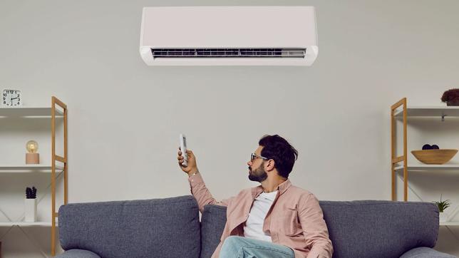 Mann schaltet Klimaanlage ein
