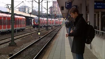 Warten am Bahnsteig