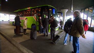 Bildquelle: SR Reisende am Busbahnhof