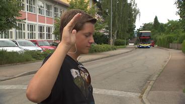 Bildquelle: SWR Junge mit Kopfhörer vor Bus