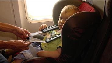 Bild: SWR Autokindersitz im Flieger