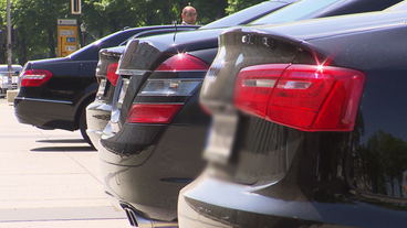 Umweltverbände dagegen sprachen von einem Geschenk vor allem für Fahrer von Luxusautos, weil der Steuervorteil vor allem für schwere und umweltschädliche Hybridfahrzeuge gelte.