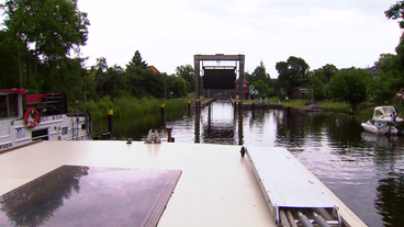Bildquelle: SWR Hausboot vor Schleuse
