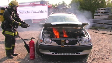 Bild: SWR Feuerwehrmann an einem brennenden Pkw