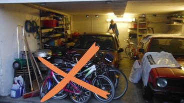 Fahrräder in Garage durchkreuzt