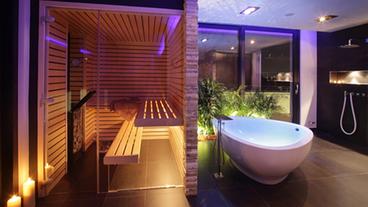 Modernes Bad mit integrierter Sauna