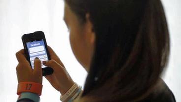 Bild: DAPD Junge Frau mit iPhone
