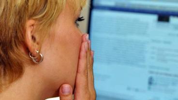 Bild: Mauritius Junge Frau geschockt vor PC-Monitor