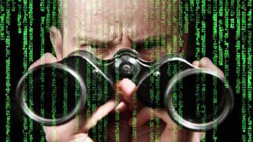 Mann spioniert mit Fernglas Daten aus