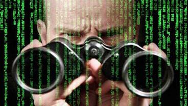 Bild: Imago Mann spioniert mit Fernglas Daten aus