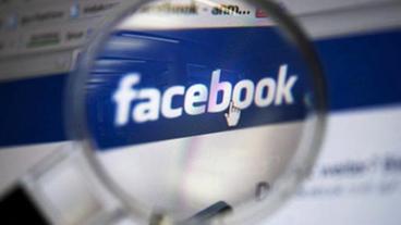 Bild: DPA Facebook-Logo unter einer Lupe