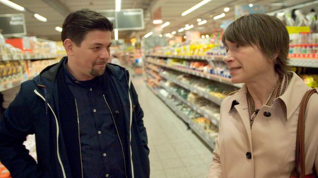 Tim Mälzer mit Verbraucherschützerin Daniela Krehl im Supermarkt