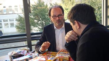 Bild: NDR/Maren Winter Tim Mälzer bereitet mit dem Ernährungspsychologen Dr. Thomas Ellrott ein Experiment vor. Wie sehr beeinflusst die Größe der Teller unser Essverhalten?