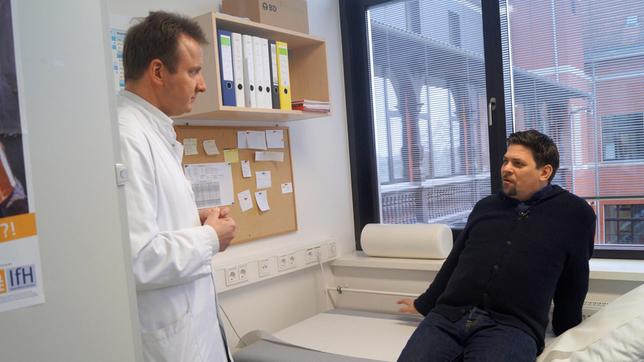 Bild: NDR/Maren Winter Tim Mälzer möchte wissen: Muss er abnehmen? Prof. Matthias Blüher, Leiter der Leipziger Adipositas-Ambulanz, untersucht den Fernsehkoch.