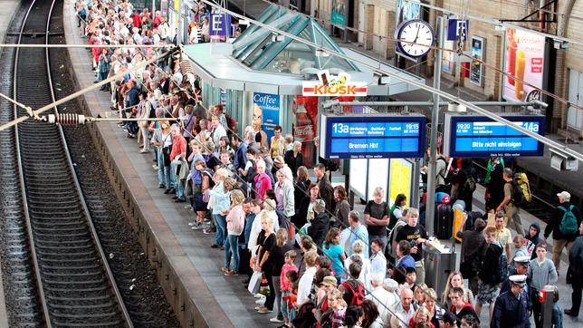 Bild: WDR/dpa/Bodo Marks Wartende Reisende an einem Bahnsteig