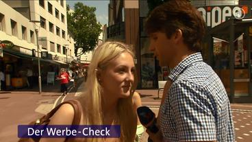 Bildquelle: Das Erste Ein Reporter von "Der Werbecheck" lässt eine Passantin an sich schnuppern – hält das Deo was es verspricht?
