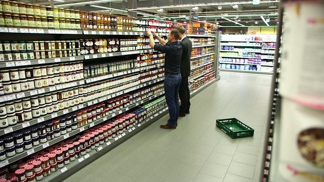 Bild: Das Erste/ SWR Reporter Axel beim Umbau eines Supermarktes