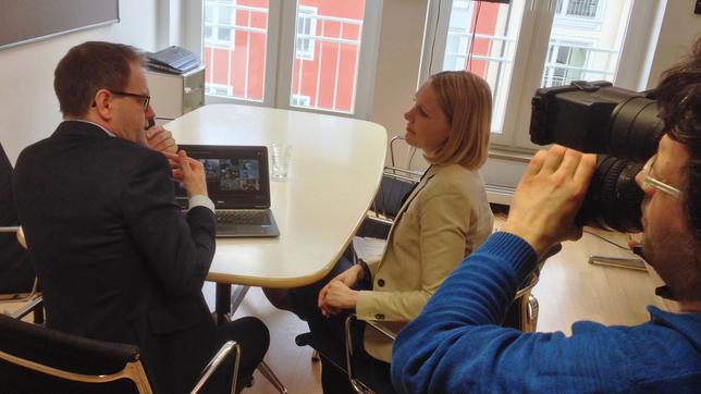 Bild: Mdr/Isabella Sbresny Autorin Juliane Zeisler im Gespräch mit Marketingexperte Jon Christoph Berndt.