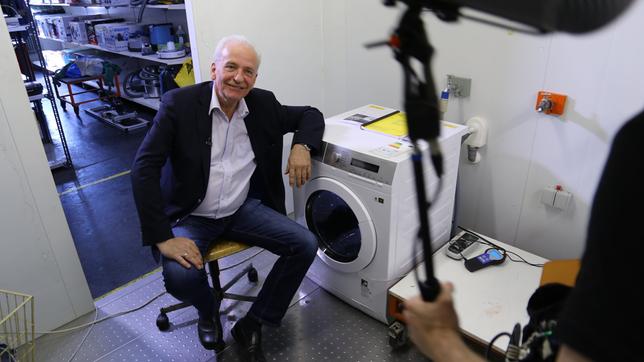 Bild: MDR/Thomas Niemann Im Labor in Wien informiert Sepp Eisenriegler die Reporter.