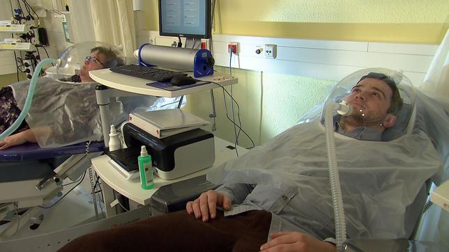 Bild: SWR Testperson bei der Messung des Grundumsatzes