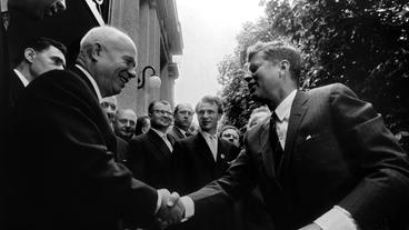 Chruschtschow und Präsident Kennedy schütteln sich die Hände, 1961
