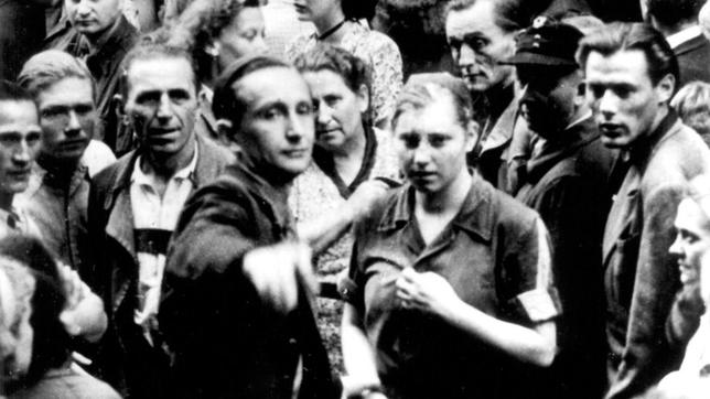 Menschen vor dem Untersuchungsgefängnis in der kleinen Steinstraße, Halle am 17. Juni 1953.