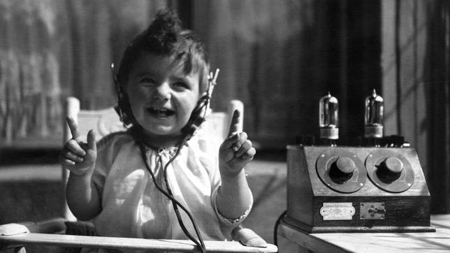 Radio ist in aller Ohren – und das seit 100 Jahren: Am 29. Oktober 1923 geht dieses Massenmedium „on air“. Aber der „Rundfunk“ sorgte nicht nur für den Soundtrack der Geschichte und Unterhaltung, sondern er war immer auch ein Machtinstrument. Der Film ist ein radiophones Roadmovie durch Zeit und Raum. Er erzählt anhand bewegender Tondokumente 100 Jahre Radiogeschichte als deutsche Zeitgeschichte. - Anfänge der Radioübertragung - Kind mit Kopfhörern am Radio, 1925.