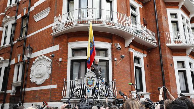 Julian Assange zeigt sich im Mai 2017 auf dem Balkon der ecuadorianischen Botschaft in London.